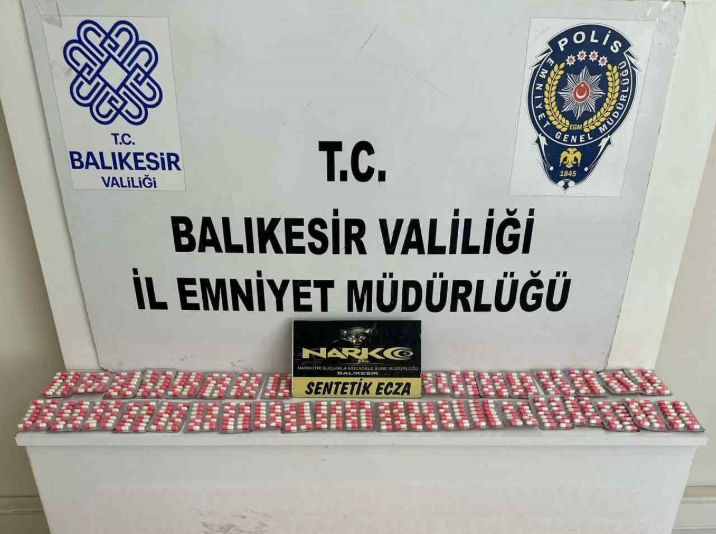 Balıkesir’de bin 666 sentetik hap ele geçirildi Balıkesir’de polis ekiplerince yapılan operasyonda bin 666 adet sentetik ecza
