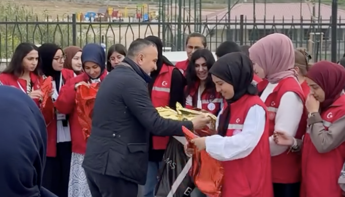 Bandırma’da Mehmet Doğan’dan Gönüllü Gençlere Anlamlı Destek Gençlik ve Spor Bakanlığı’nın “Damla Projesi” kapsamında Balıkesir’in 20 ilçesini