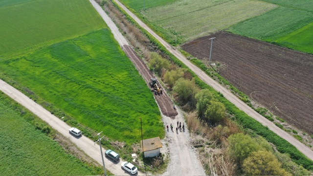 Büyükşehir, Halalca arazi yolunda çalışmalarına başladı Kırsal mahalle ziyaretlerinde sık sık vatandaşlarla bir araya gelerek taleplerini