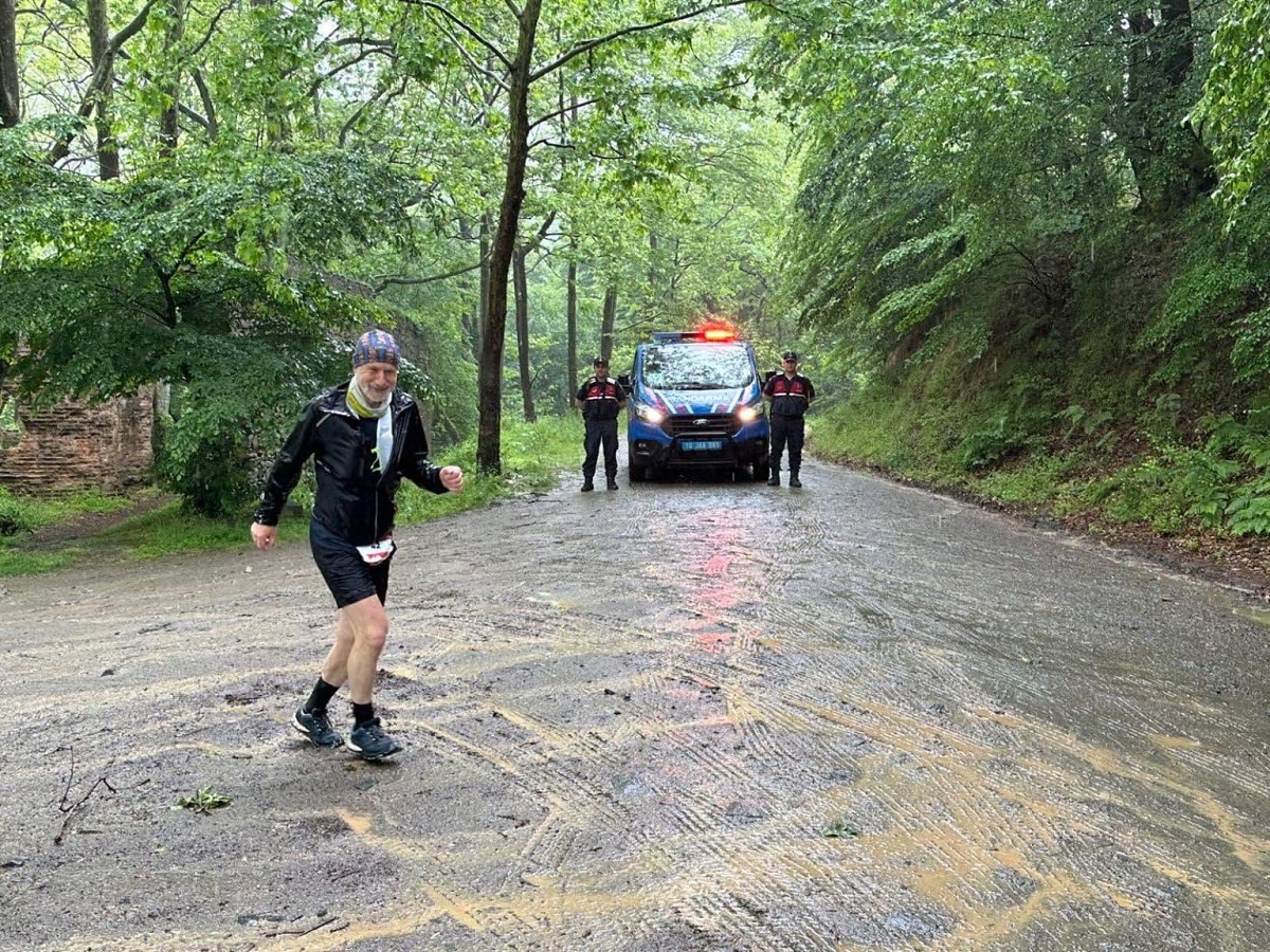 Balıkesir’in Erdek ilçesinde gerçekleştirilen Kyzikos Ultra Maraton Koşusu’nda jandarma ekipleri