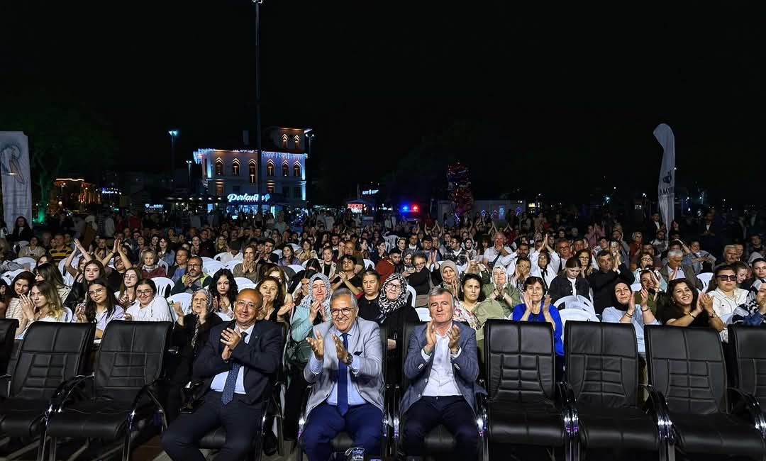 Bandırma Sahil Şenlikleri renkli görüntülerle başladı Bandırma Belediyesi tarafından düzenlenen Sahil Şenlikleri, Cumhuriyet Meydanı’nda gerçekleştirilen etkinliklerle