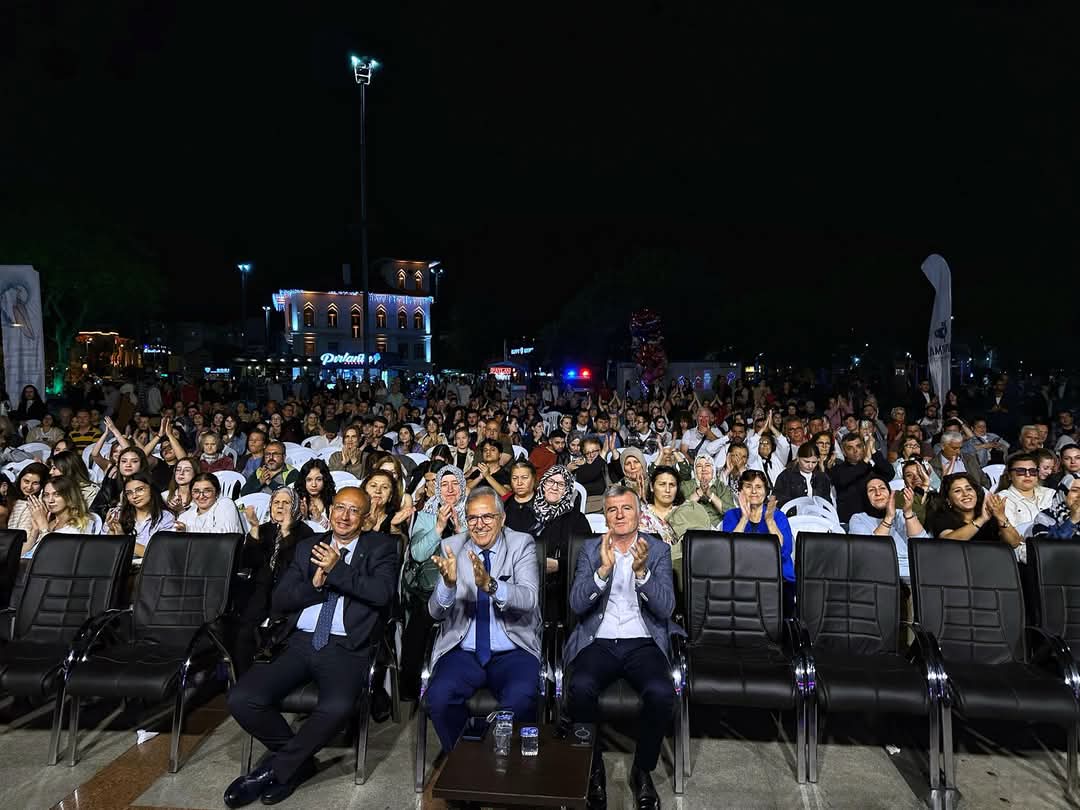 Bandırma Belediyesi tarafından düzenlenen Sahil Şenlikleri, Cumhuriyet Meydanı’nda gerçekleştirilen etkinliklerle