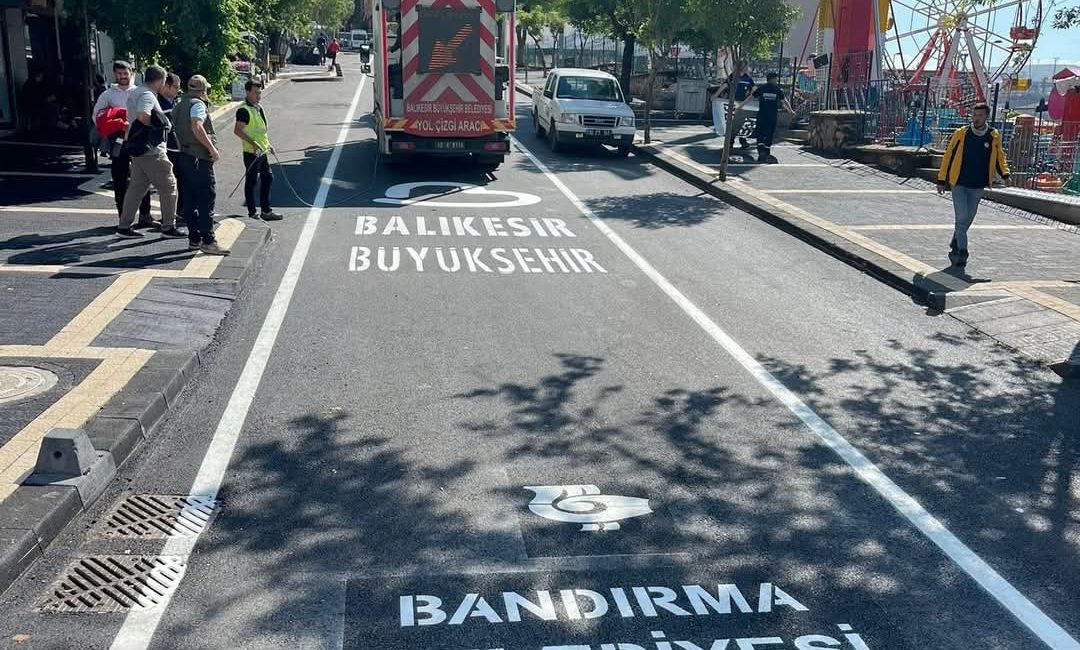Bandırma Belediyesi tarafından yürütülen Mehmetçik Caddesi yenileme çalışmaları tamamlandı.