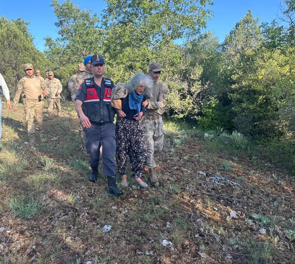 Balıkesir’in Dursunbey ilçesinde kaybolan zihinsel engelli kadın, jandarma ve destek