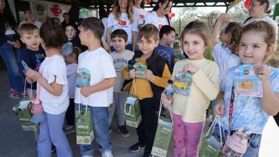 Balıkesir’in Ayvalık ilçesinde Zeytin ve zeytinyağı üreticisi Mustafa Kürlek, çocuklara