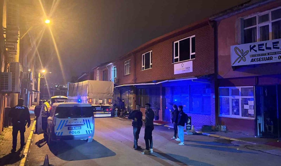 Ters yönden giden alkollü tır şoförü trafiği birbirine kattı Balıkesir’de alkollü olduğu iddia edilen tır şoförü, ters yönden giderek