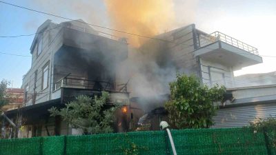 Balıkesir’in Ayvalık ilçesinde, bir villanın garajında park halindeki araçta yangın