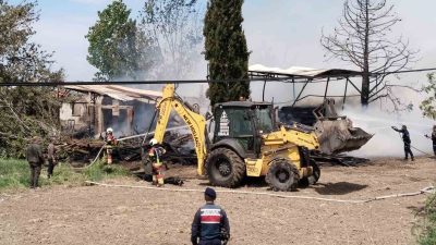 Balıkesir’in Ayvalık ilçesinde; bir kereste deposunda çıkan yangın itfaiyenin yoğun