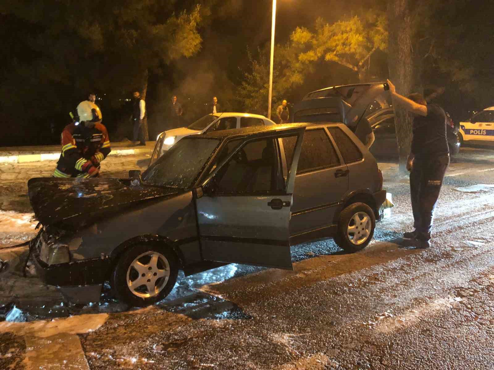 Balıkesir’in Ayvalık ilçesi Sefa Çamlık Mahallesi İnönü Caddesi’nde park halindeki