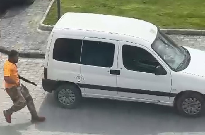 Balıkesir’de hurdacıyı tüfekle vuran saldırganın kaçtığı anın görüntüleri ortaya çıktı Balıkesir’in Edremit ilçesinde alacak-verecek meselesi yüzünden tartıştığı hurdacıyı tüfekle vurarak