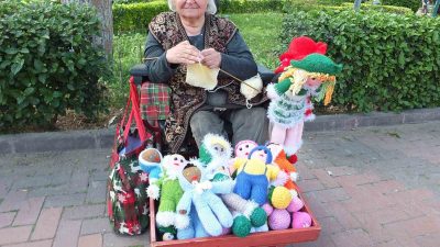 Balıkesir’in Burhaniye ilçesinde tekerlekli sandalye ile yaşamını sürdüren 65 yaşındaki