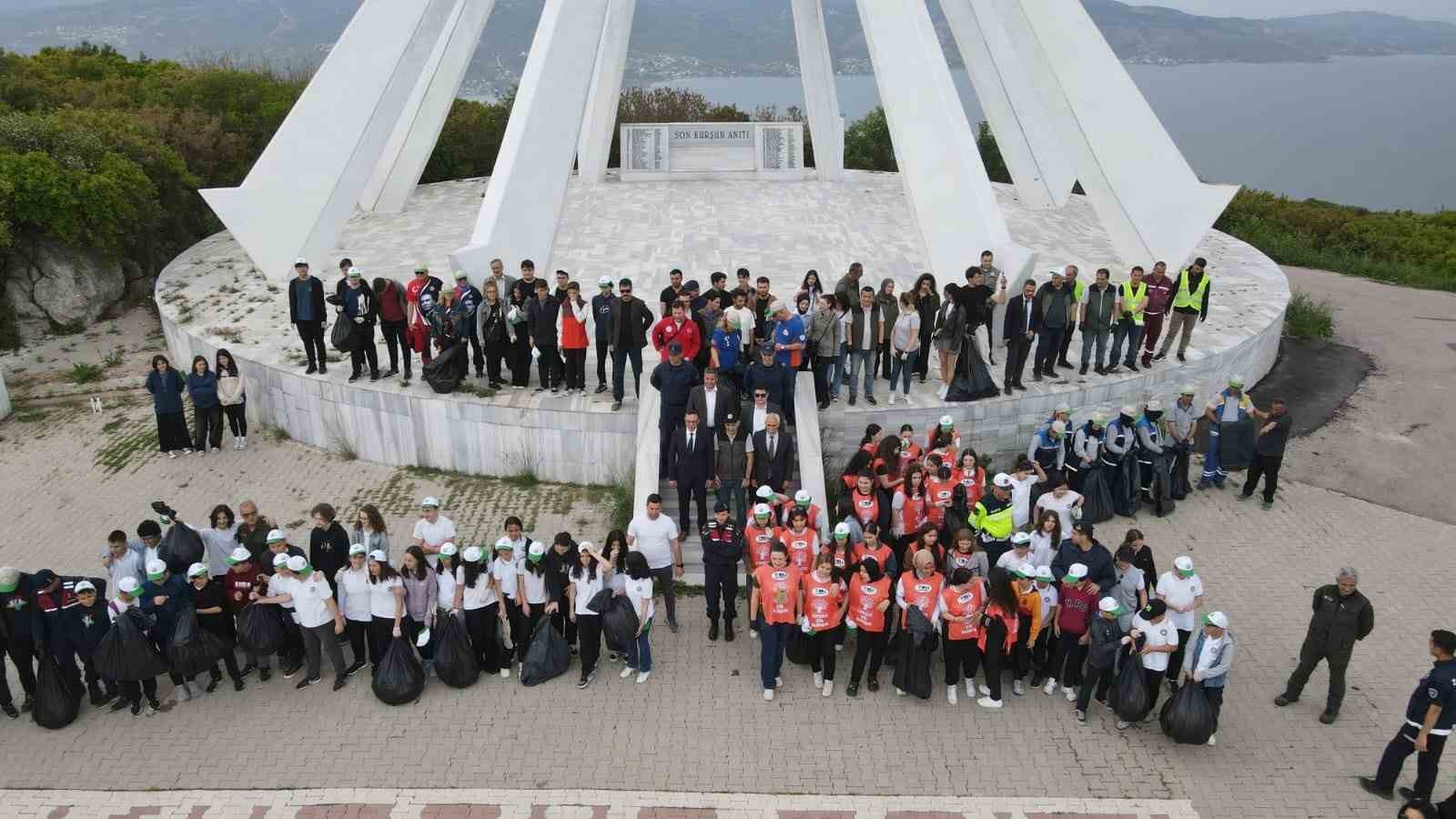 Bandırma’da "Orman Benim" etkinliği çerçevesinde Son Kurşun Anıtı’nda alana atılan