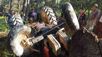 Balıkesir’in Sındırgı ilçesinde direksiyon hakimiyetini kaybeden sürücünün traktörü ters döndü.