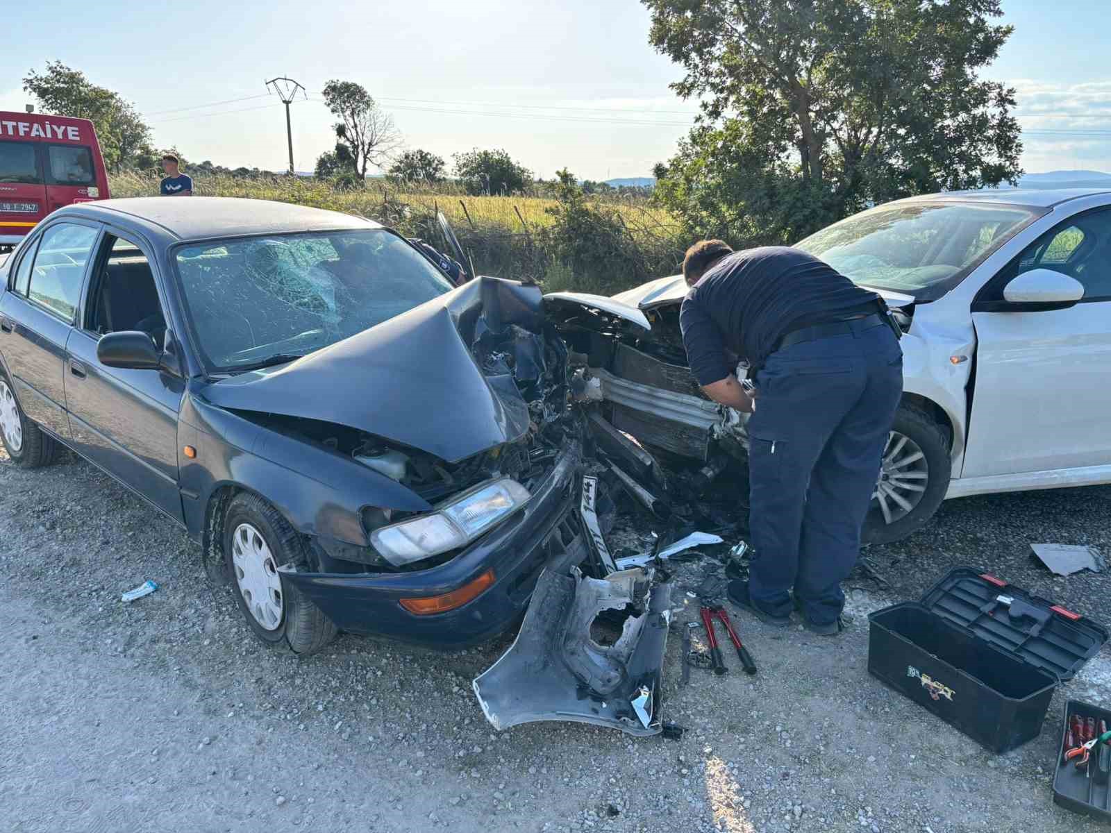 Balıkesir’in İvrindi ilçesinde meydana gelen çift taraflı trafik kazasında 2
