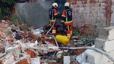Burhaniye’de kırsal Şarköy Mahallesinde çıkan yangında tek katlı ev zarar