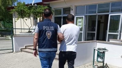 Balıkesir’in Burhaniye ilçesinde polis ekiplerinin düzenlediği operasyonda, kasten öldürme suçundan