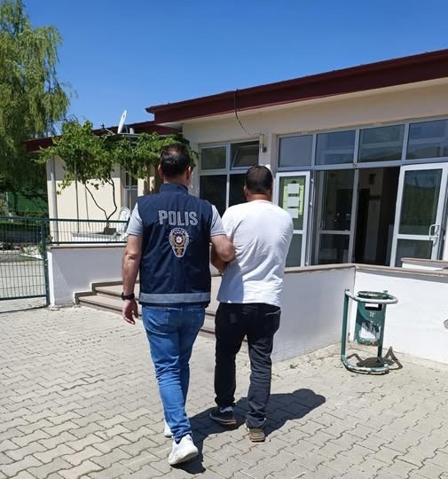 Balıkesir’in Burhaniye ilçesinde polis ekiplerinin düzenlediği operasyonda, kasten öldürme suçundan