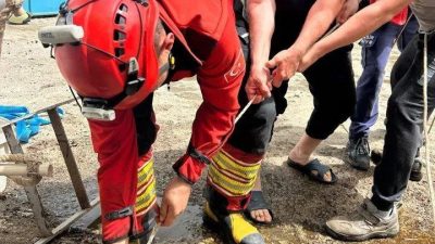 Balıkesir'in Burhaniye ilçesinde, kuyuya düşen kuzuyu itfaiye kurtardı.
