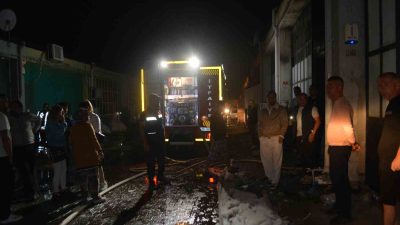 Balıkesir’in Ayvalık ilçesinde, bir gözlük üretim fabrikasında çıkan yangında, fabrika