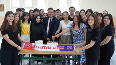 Balıkesir Lisesi’nde görevli Müzik Öğretmenin 30 öğrenci ile beraber yaptığı