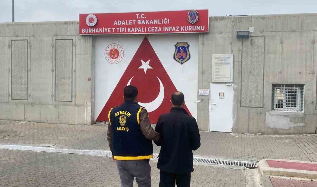 Kasten öldürme suçundan aranan şahıs Ayvalık’ta yakalandı Balıkesir’in Ayvalık ilçesinde, kasten öldürme suçundan arama kararı ve 10