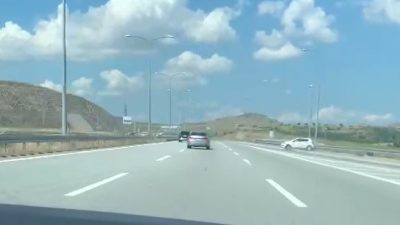 Balıkesir’de meydana gelen trafik kazasında otoyolda ilerleyen aracın saniyeler içinde