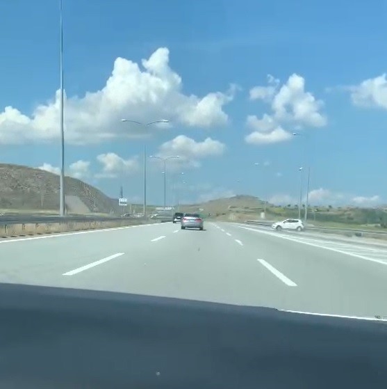 Direksiyon hakimiyetini böyle kaybetti Balıkesir’de meydana gelen trafik kazasında otoyolda ilerleyen aracın saniyeler içinde