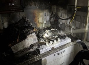  Balıkesir’in Bandırma ilçesinde bir evde çıkan yangın, itfaiye ekiplerinin