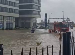Balıkesir'in Bandırma ilçesinde etkili olan sağanak yağış, yaşamı olumsuz etkiledi.