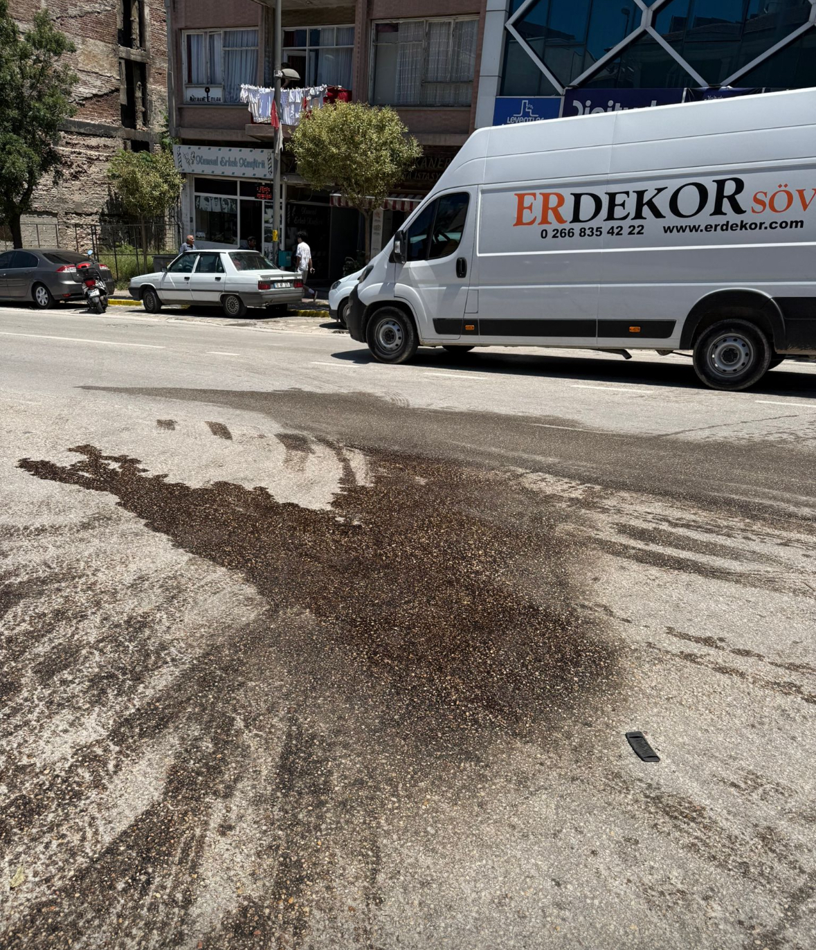 Balıkesir’in Bandırma ilçesinde, şehir içi otobüsünden yola sızan mazot nedeniyle