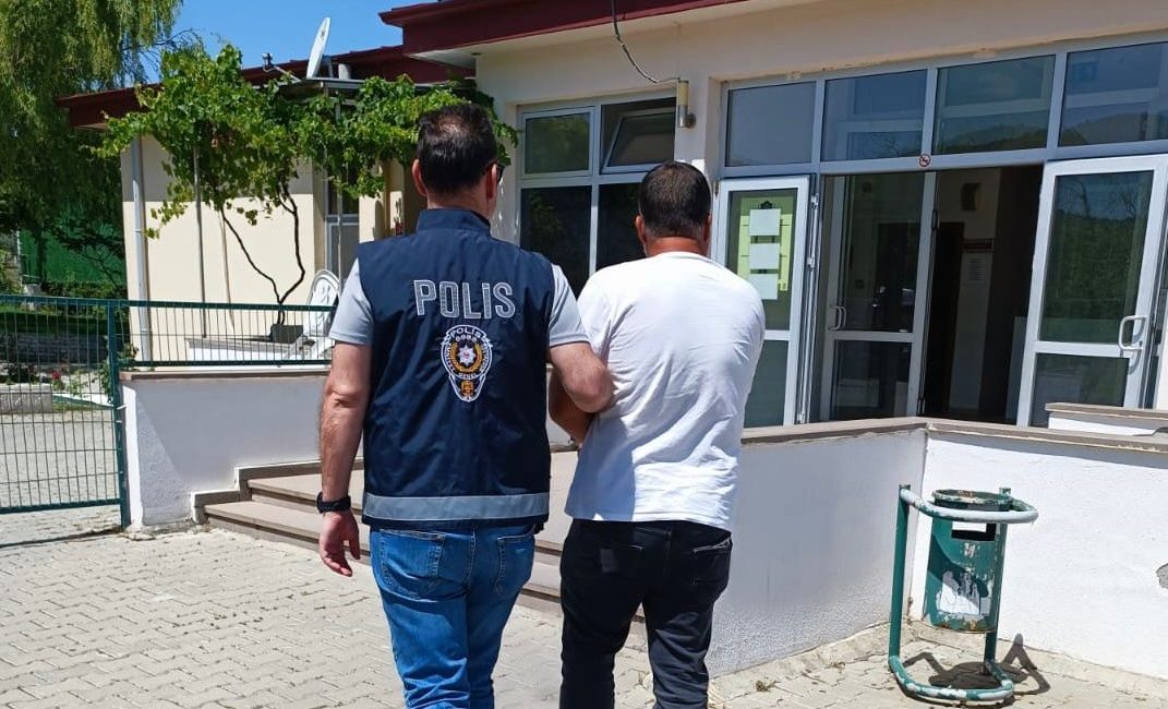 Kasten Öldürme Suçundan Aranan Hükümlü Yakalandı Balıkesir’in Burhaniye ilçesinde, hakkında “kasten öldürme” suçundan 14 yıl