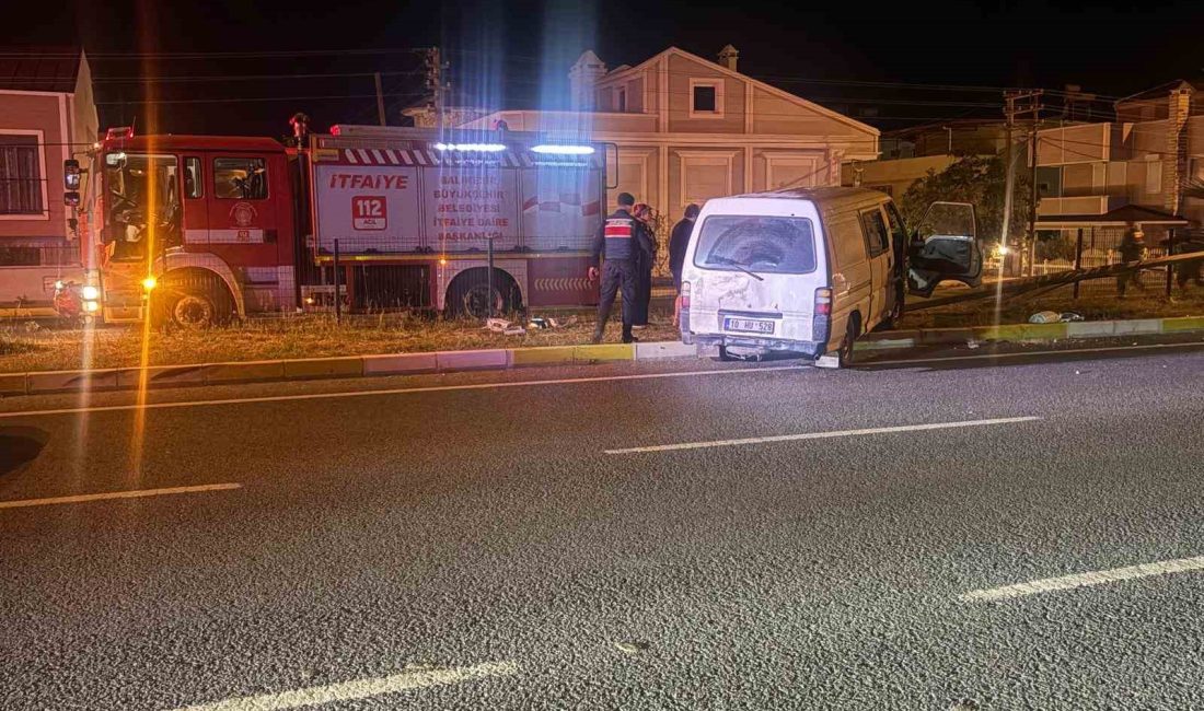 Yoldan çıkıp elektrik direğine çarpan minibüste can pazarı Balıkesir’in Edremit ilçesi Altınoluk Mahallesi Gurupkent Mevkii’nde meydana gelen kazada