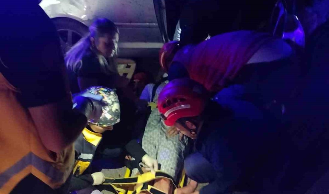 Araçta sıkışan sürücü yaralı olarak çıkarıldı Balıkesir’in Altıeylül ilçesinin Pamukçu mevkiinde meydana tek taraflı trafik kazasında