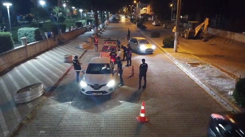 Balıkesir’de şok asayiş ve trafik uygulamasında 4 aranan şahıs yakalandı Balıkesir’in Edremit ilçesinde huzur ve güven ortamının devamını sağlamak amacıyla
