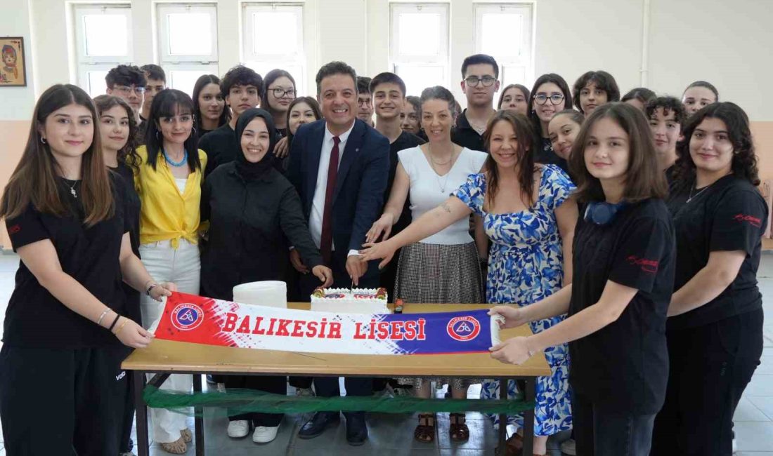 Milyonluk izlenmeye pastalı kutlama Balıkesir Lisesi’nde görevli Müzik Öğretmenin 30 öğrenci ile beraber yaptığı