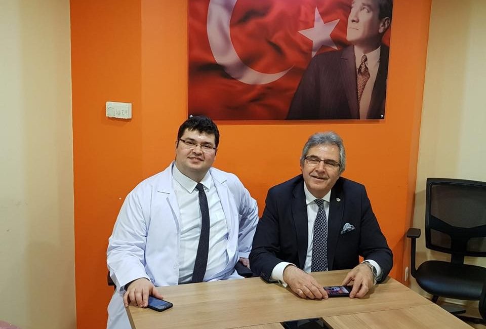 Başkan Mirza’dan Tepki: Oğlumun Ataması Siyasi Baskıyla Engellendi Bandırma Belediyesi Mayıs ayı olağan meclis toplantısında gündeme gelen tartışmada,