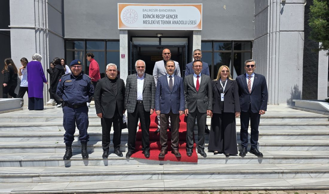 Aksakal’dan Öğrencilere ve Öğretmenlere Tebrik Balıkesir’in Bandırma ilçesinde Recep Gençer Mesleki ve Teknik Anadolu Lisesi’nde