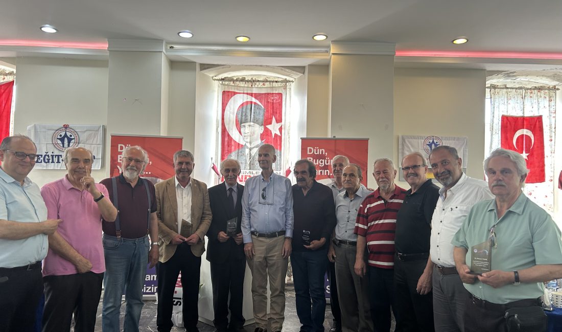 EĞİT-KOP’tan 50’nci Yıla Özel Anlamlı Tören S.S. Eğitimciler Tüketim Kooperatifi (EĞİT-KOP), kuruluşunun 50’nci yılını Bandırma Öğretmenevi