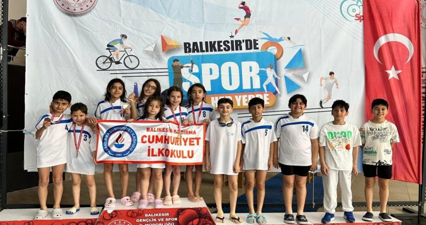 Büyükşehir’in minik kulaçları madalyaları topladı Balıkesir Büyükşehir Belediyesi Bandırma Gençlik ve Spor Merkezi öğrencileri, Balıkesir