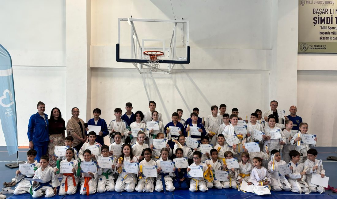 Başkan Akın’ın spora desteği meyvelerini veriyor: 49 judocu kuşak atladı Balıkesir Büyükşehir Belediyesi Bandırma Gençlik ve Spor Merkezi’nde judo eğitimi