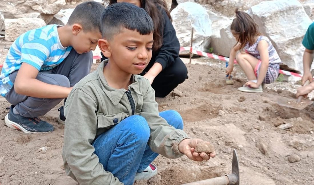  Uluslararası Müzeler Haftası kapsamında Bandırma’nın Çınarlı Mahallesi’nden katılan çocuklar,