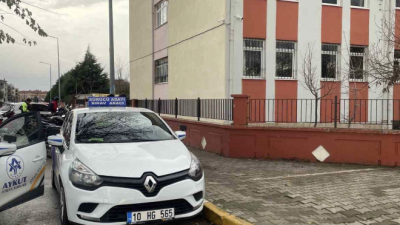 Karesi ilçesinde bulunan Albay Cafer Tayyar Nuran Oğuz Ortaokulu’nun giriş-çıkış