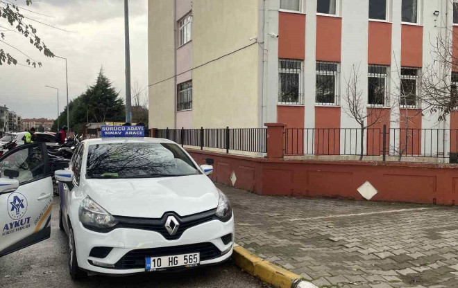 Karesi ilçesinde bulunan Albay Cafer Tayyar Nuran Oğuz Ortaokulu’nun giriş-çıkış