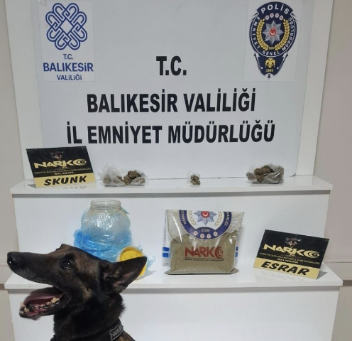 Balıkesir’de uyuşturucu operasyonu Balıkesir’de narkotik ekipleri tarafından yürütülen operasyonda 803 gram toz esrar