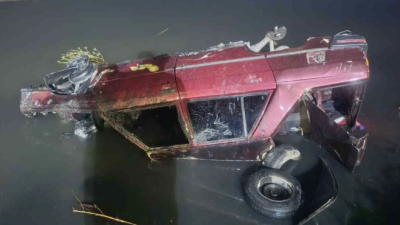 Balıkesir’in Edremit ilçesinde kontrolden çıkıp dereye düşen aracın sürücüsü yaralandı.