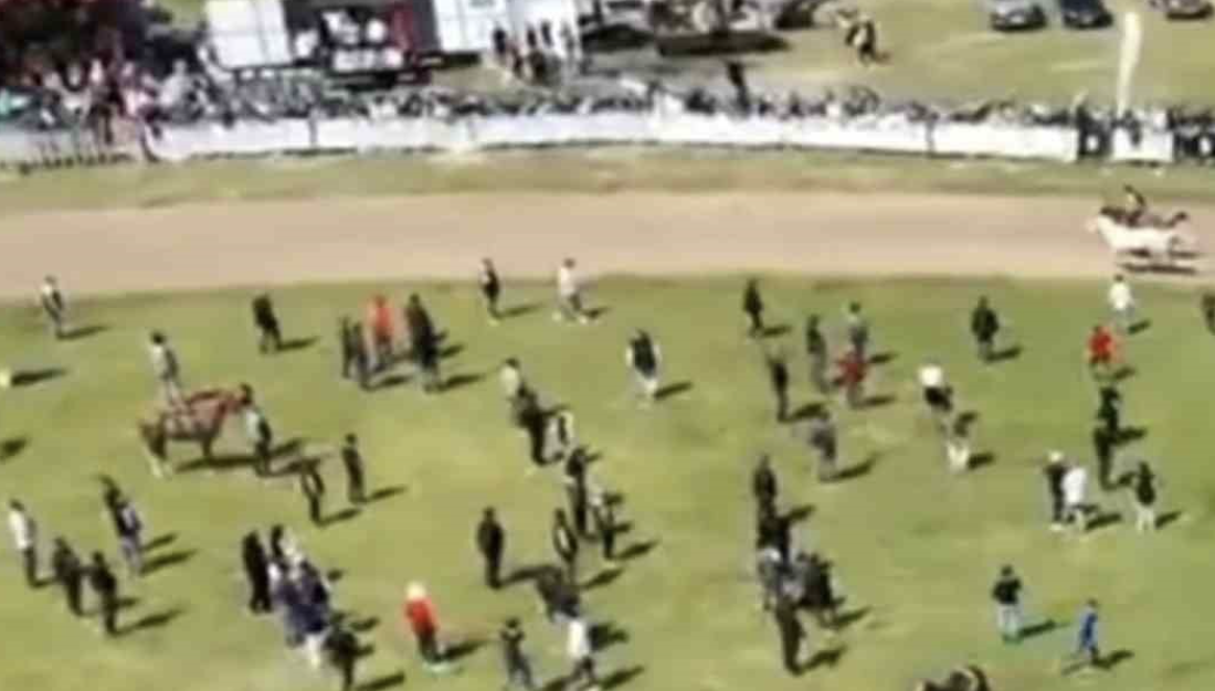 Jokeyi üzerinden attı, yarışa devam etti Balıkesir’in Altıeylül ilçesine bağlı Yakupköy’de ilk kez düzenlenen Kaymak Festivali