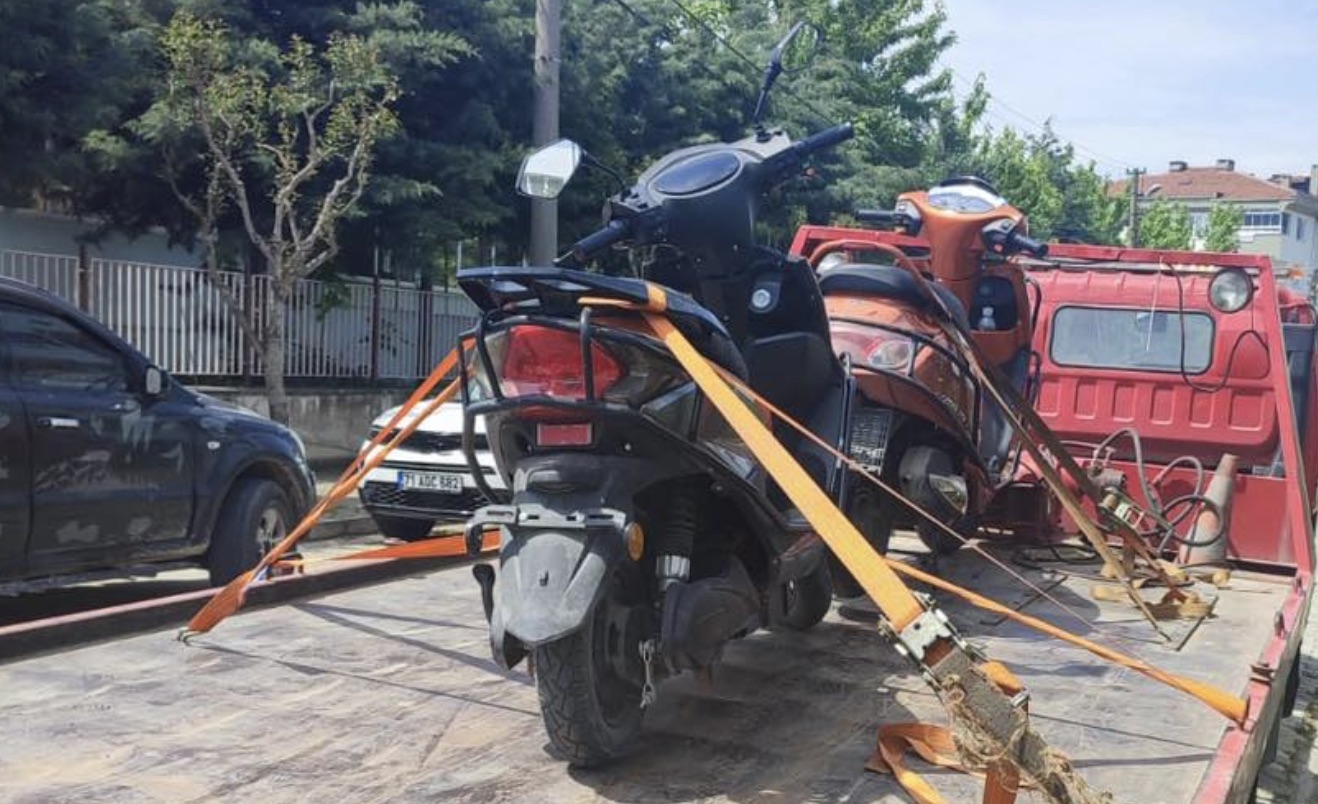 Balıkesir’in Gönen ilçesinde, plakasız ve tescilsiz motosikletlere yönelik denetimler emniyet
