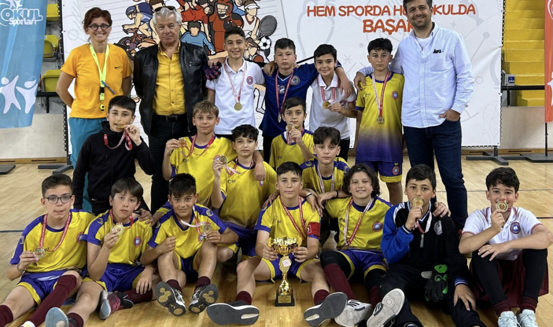  Balıkesir’de düzenlenen Ortaokullar Arası Futsal Turnuvası’nda Kemal Pireci Ortaokulu