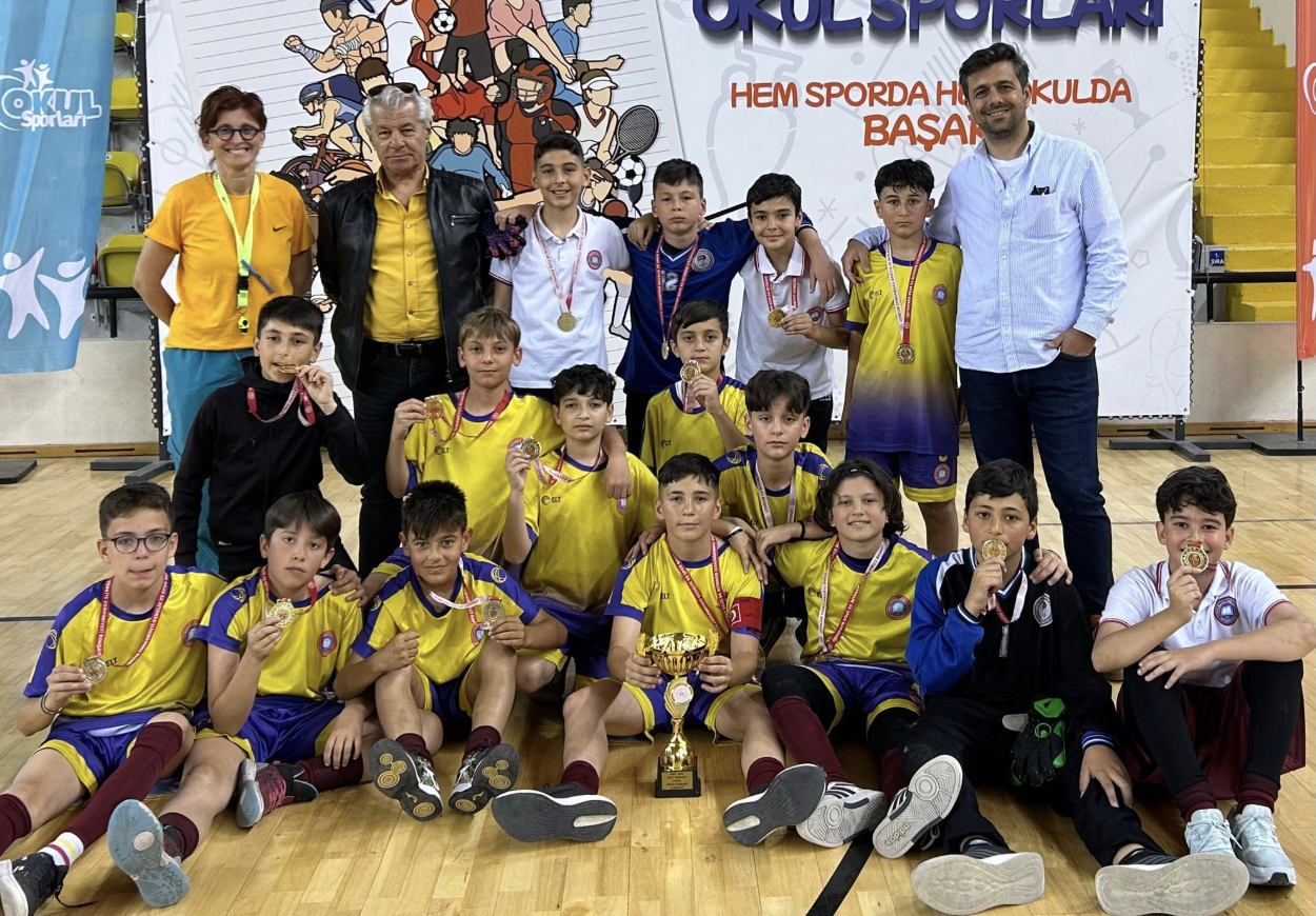  Balıkesir’de düzenlenen Ortaokullar Arası Futsal Turnuvası’nda Kemal Pireci Ortaokulu