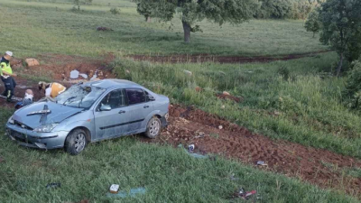 Balıkesir’in Dursunbey ilçesinde yoldan çıkarak şarampole uçan otomobildeki sürücü ve